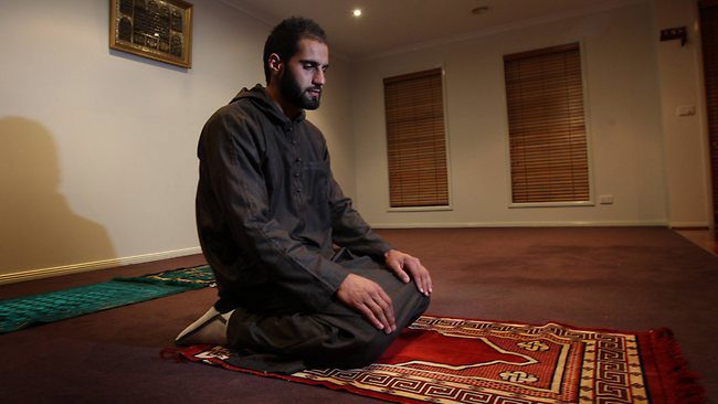 aug17_ramadan_kneel-prayer